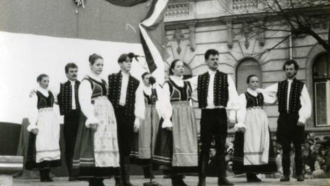 A néptáncegyüttes 1998-ban, középen a Müller házaspár
