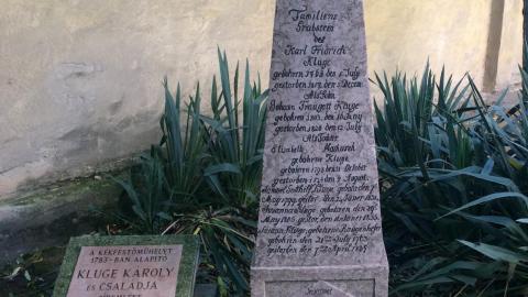 Kluge-család síremléke a múzeum udvarán