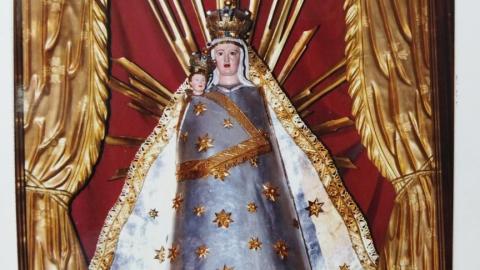 A Celli Szűz Mária szobra a ferences templom főoltárán